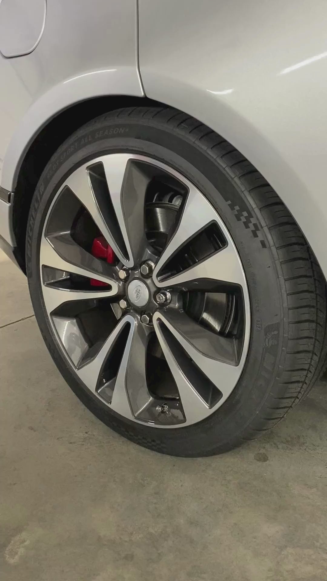 Video of clean Range Rover tire with polished alloy wheel after treatment with AquaClean Tire Coat